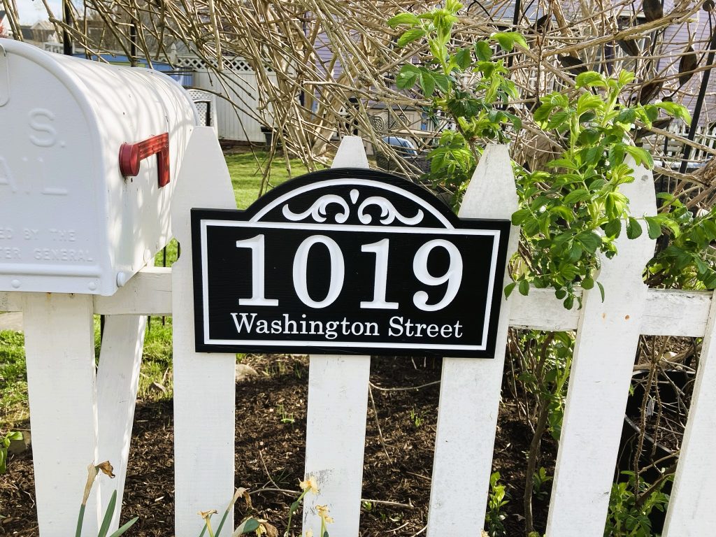 1019 Washington Street Sign next to the mailbox near the front entrance